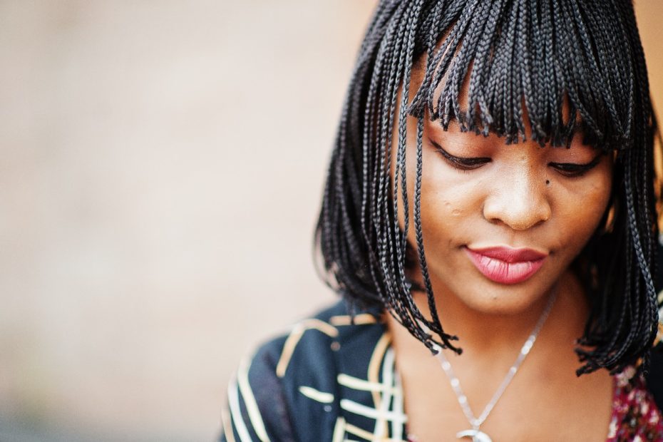 women-wearing-wig-with-bangs
